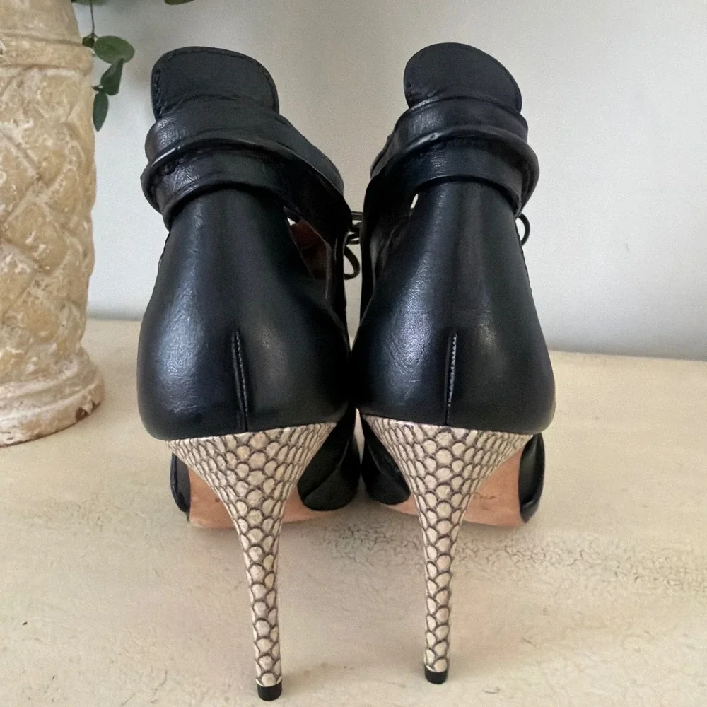 Coach Women Sz 9.5 B Black Leather Peep Toe Cutout Pumps Snakeskin Stiletto Heel